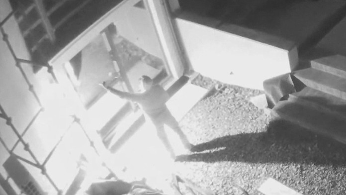 Neznámeho páchateľa zachytila kamera.