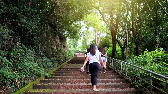 Ženy padajú zo schodov častejšie ako muži. Vedci prišli na jednoduché vysvetlenie