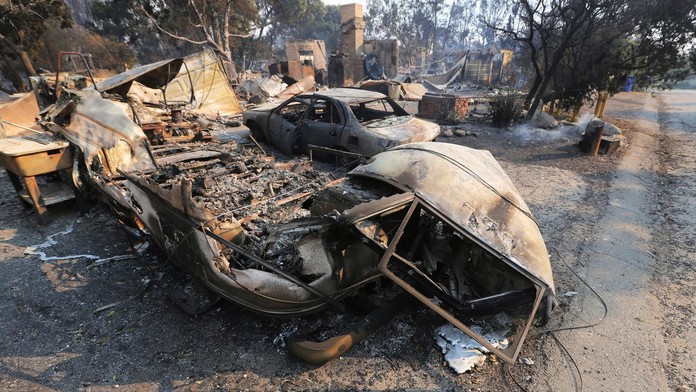 Zhorené autá po požiari v Kalifornii.