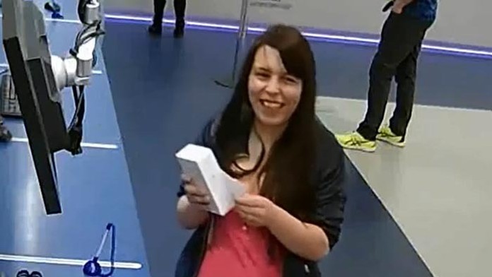 Táto žena je podvodníčka. Predáva atrapy mobilných telefónov. 