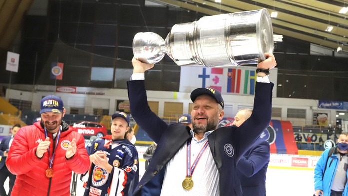 Tréner HKM Zvolen Peter Oremus s majstrovským pohárom.