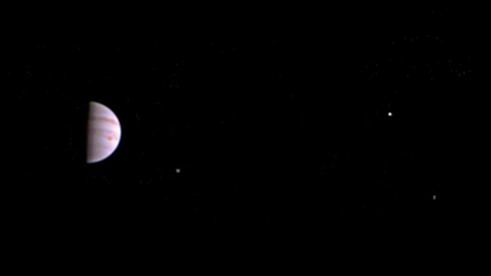 Prvá fotografia z družice Juno, ktorá sa priblížila k Jupiteru.