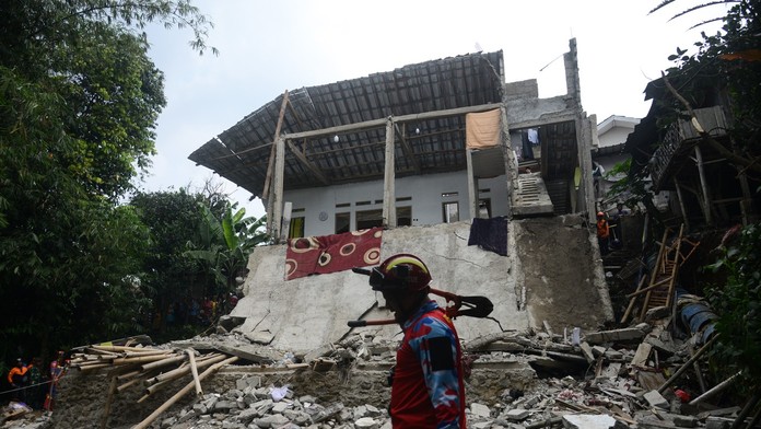 V Indonézii sa zrútila spoločenská sála