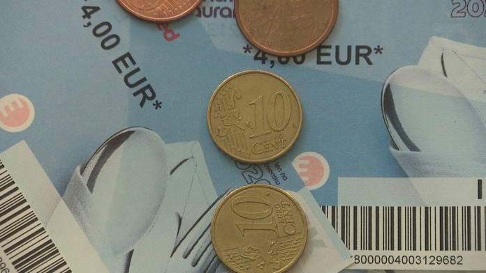 Mohamed Salah obklopený hráčmi Arsenalu.