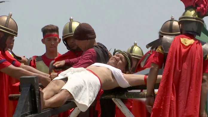 Ruben Enaje sa opäť nechal pribiť na kríži ako Ježiš Kristus.