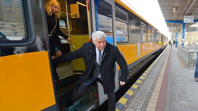 Minister dopravy a výstavby Árpád Érsek sa previezol RegioJetom. 