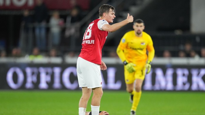 VIDEO: Hrôza v holandskej lige. Reprezentant skolaboval na ihrisku, previezli ho do nemocnice