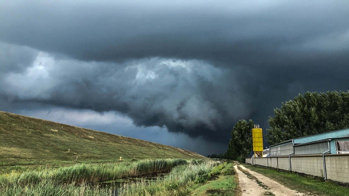Hráč Interu Miláno Lautaro Martinez  oslavuje so spoluhráčmi Nicolom Barellom  a Romelu Lukakuom úvodný gól do bránky Šachtaru..