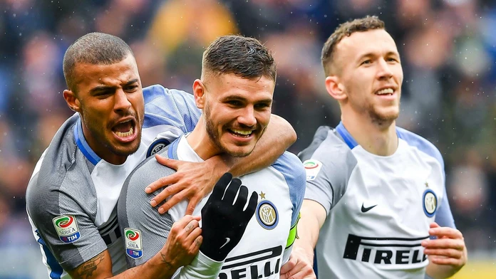 Icardi oslavuje svoj štvrtý gól s Alcantarom Rafinhom (vľavo) a Ivanom Perišičom.