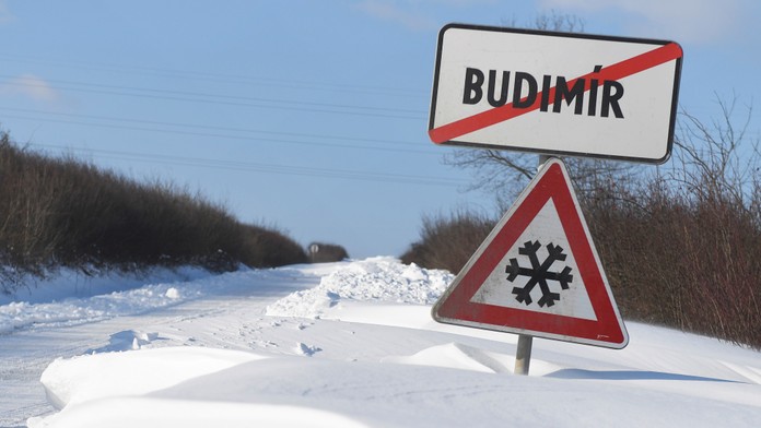 SHMÚ varuje pred rannou poľadovicou i závejmi, miestami hrozia povodne