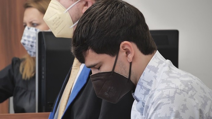 Adrián spôsobil nehodu, pri ktorej sa zabil jeho kamarát