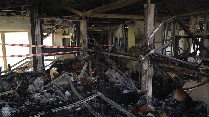 Vyše 150 klientov domova dôchodcov v Spišskej Novej Vsi, ktorý zhorel, sa domáha návratu. Nevedia však, za čo ho opravia