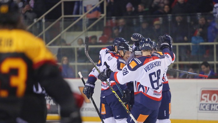 Radosť hráčov z tretieho gólu v zápase