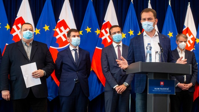 Zdravotnícky personál oddelenia intenzívnej starostlivosti kliniky Casalpalocco COVID-19 trpí rovnako ako pacienti.