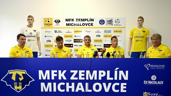 Zľava marketingový riaditeľ Michaloviec Július Kmec, Juraj Kotula, tréner Miroslav Nemec, Igor Žofčák a predseda predstavenstva 