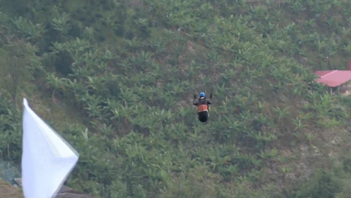 VIDEO: Tragédia v hlavnom meste paraglidingu. Žena zahynula po páde, keď sa jej uvoľnil postroj padáka