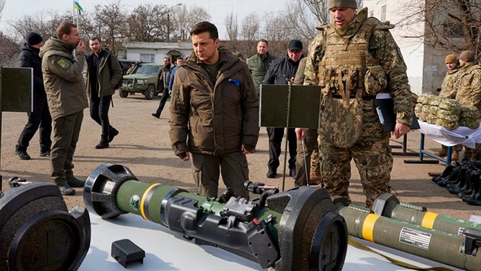 Prezident Volodymyr Zelenskyj kontroluje zbrane počas návštevy ukrajinskej pobrežnej stráže v Mariupole v Doneckej oblasti.