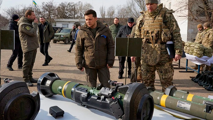 Prezident Volodymyr Zelenskyj kontroluje zbrane počas návštevy ukrajinskej pobrežnej stráže v Mariupole v Doneckej oblasti.