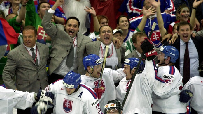 Slovenskí hokejisti získali na Majstrovstvách sveta v hokeji v Göteborgu zlaté medaily..jpg