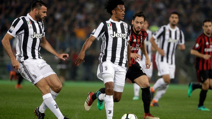 Druhý zľava hráč Juventusu Juan Cuadrado, naľavo hráč Milána Andrea Barzagli vo finále Talianskeho pohára.
