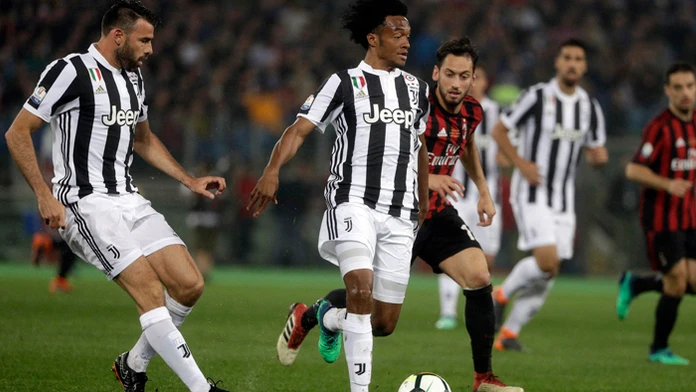 Druhý zľava hráč Juventusu Juan Cuadrado, naľavo hráč Milána Andrea Barzagli vo finále Talianskeho pohára.