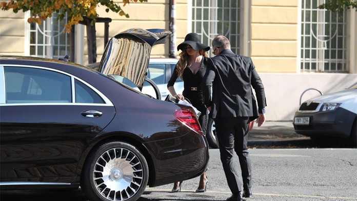 Andrea s manželom na poslednej rozlúčke s Janom Kočkom ml.