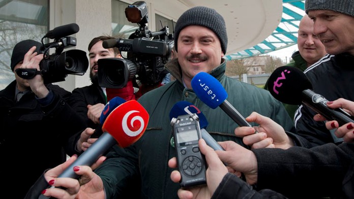 Na snímke predseda Ľudovej strany Naše Slovensko Marián Kotleba pred televíznou debatou v TV Markíza.