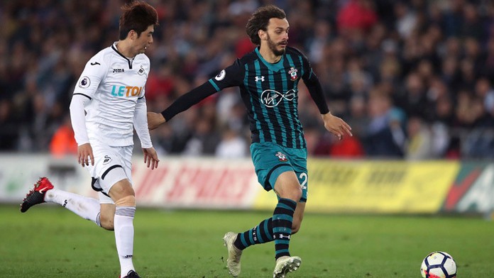Vpravo hráč Manolo Gabbiadini (Southampton) a Ki Sung-yueng (Swansea City).