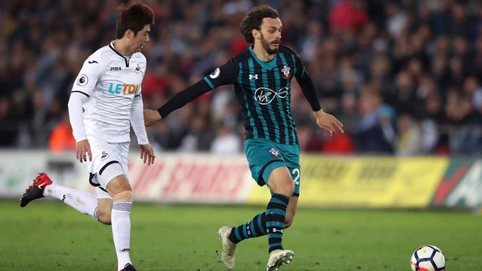 Vpravo hráč Manolo Gabbiadini (Southampton) a Ki Sung-yueng (Swansea City).