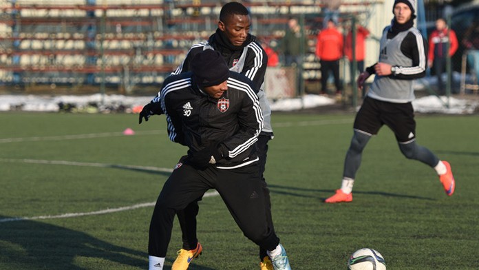 Vpredu hráč FC Spartak Trnava Cléber Nascimento Silva a hráč na skúške Aurelien Ngeyitala Lolana.