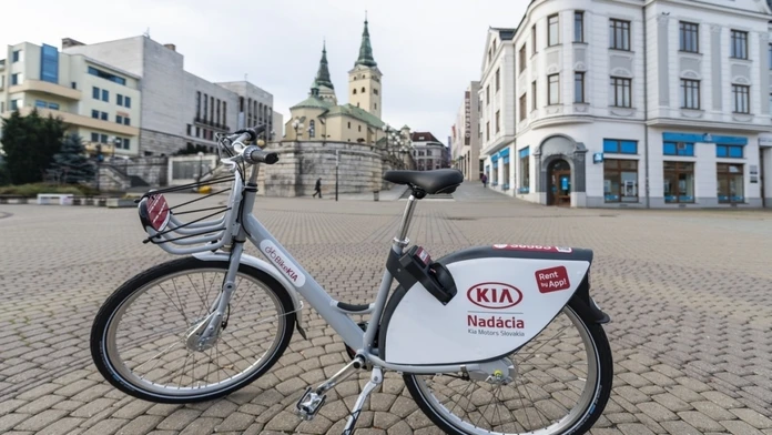 Kandidát na prezidenta Maroš Šefčovič medzi novinármi.