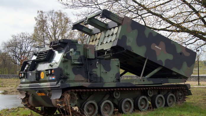 Veľká vzpruha pre Kyjev. Prvé samohybné salvové raketomety M270 už sú na Ukrajine