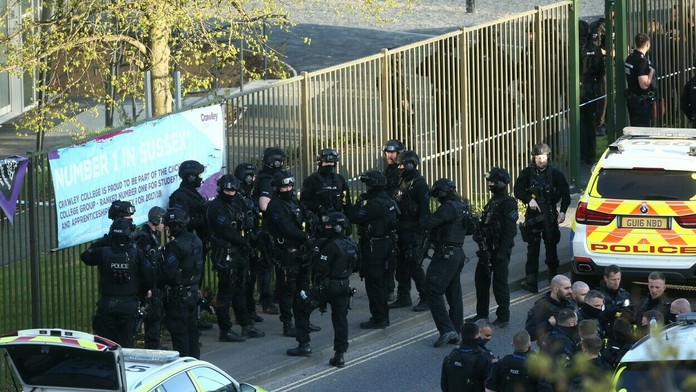 Útok mladíka na škole vo Veľkej Británii