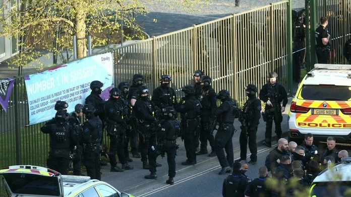 Útok mladíka na škole vo Veľkej Británii
