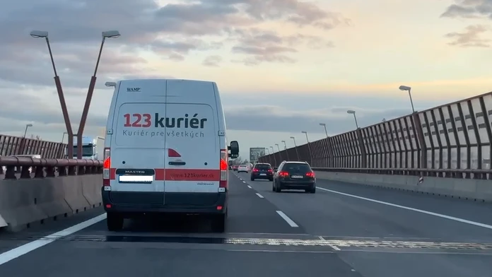Kuriér spoločnosti 123Kurier