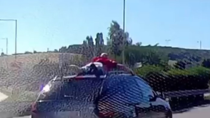 Na sociálnych sieťach sa objavilo video, ktoré zachytáva muža ležiaceho na streche idúceho auta.