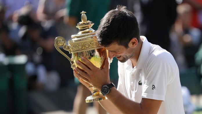 Novak Djokovič pózuje s trofejou po výhre nad Juhoafričanom Kevinom Andersonom vo finále Wimbledonu.