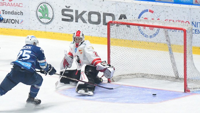 Samuel Buček (Nitra) a brankár Attila Adorján (Miškovec).
