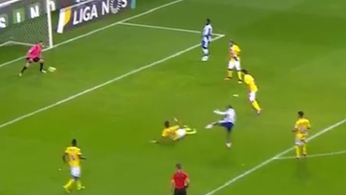 Yacine Brahimi strieľa gól brankárovi Aroucy.