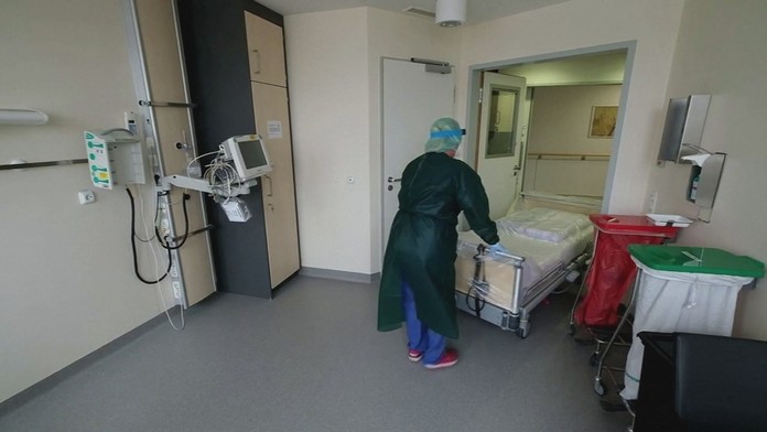 Britský premiér Boris Johnson so snúbenicou Carrie Symondsovou.