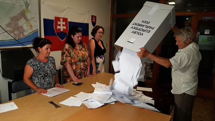 Na snímke spočítavanie hlasov po uzatvorení volebnej miestnosti v obci Moča, v okrese Komárno