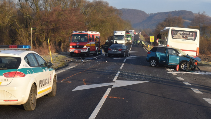 V Bystrom sa čelne zrazili dve vozidlá.