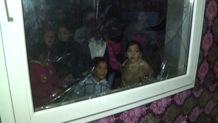 Rozbité okno po bitke v osade.