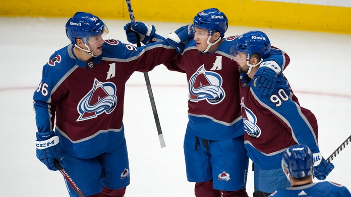 Tomáš Tatar sa teší so spoluhráčmi po strelení gólu.