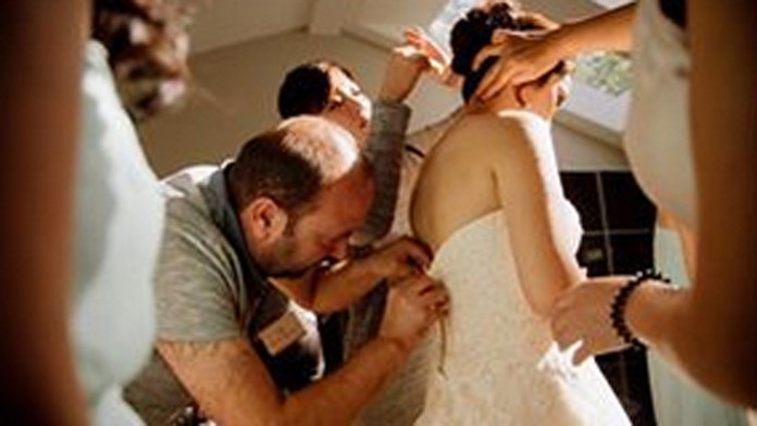 Utečenec zo Sýrie pomohol neveste. 