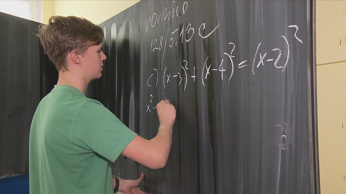 Na snímke hráč Popradu Peter Bjalončík (vľavo) a hráč Bratislavy Šimon Petráš..jpg