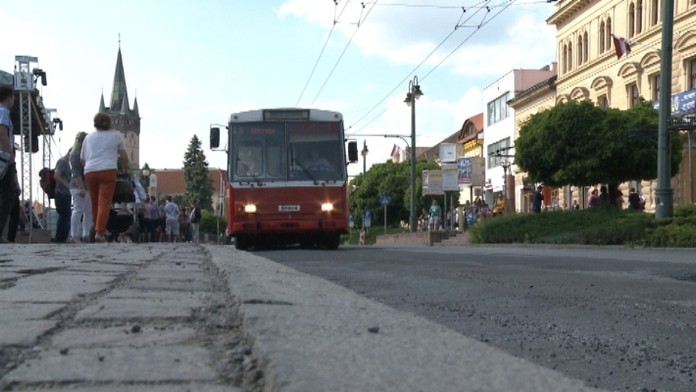 Útočníkov museli spacifikovať policajti