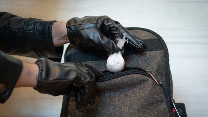 Američanka si v Bratislave zavarila. V jednom z podnikov jej našli bielu kryštalickú látku