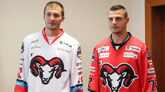 Zľava hráči HC´05 iClinic Banská Bystrica Tomáš Matoušek a Mário Lunter v dresoch s novým logom. 