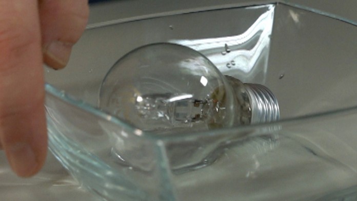 Žiarovka v miske s vodu počas pokusu v relácii Dobre vedieť!.